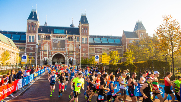 Runners coming through the Rijksmuseum gates at Amsterdam Marathon
