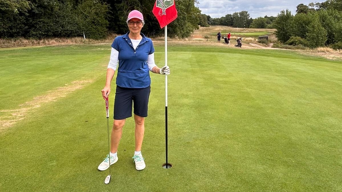 Nes, a lady playing golf.